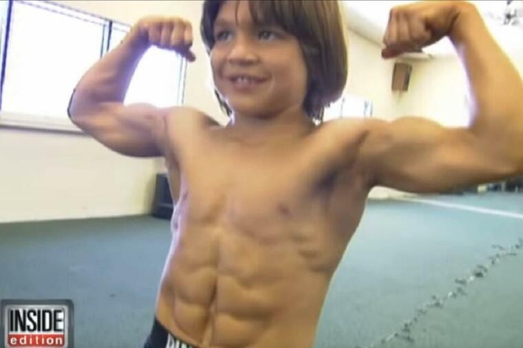 Малиот Херкулес на само 8 години беше најнабилданото дете и креваше 40 килограми: Сега има 30 и шокира со својот изглед (ФОТО)