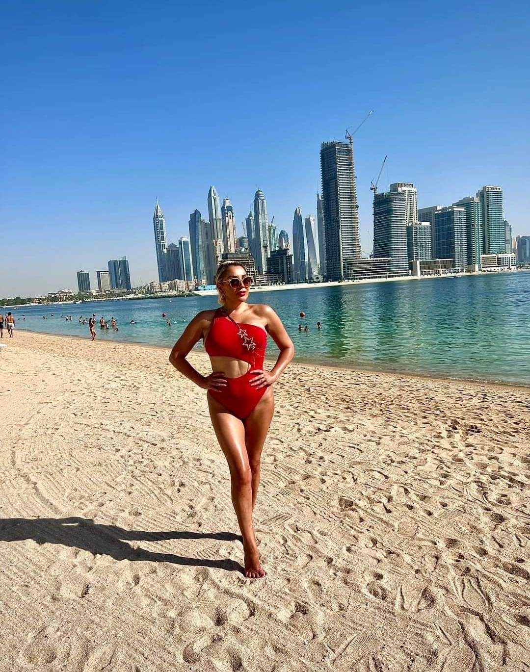 „Никој не може да ми кажува како да живеам“: Во црвен костим за капење, Лила од Дубаи им го честиташе 1-во мај на своите следбеници