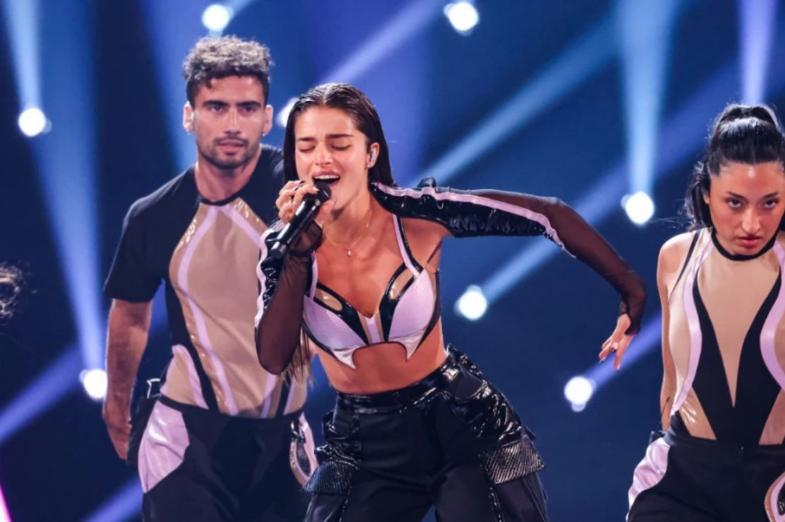 Тешкиот живот на најубавата учесничка на Евровизија: Доаѓа од Израел, како мала се соочила со тешка дијагноза, а била и војник