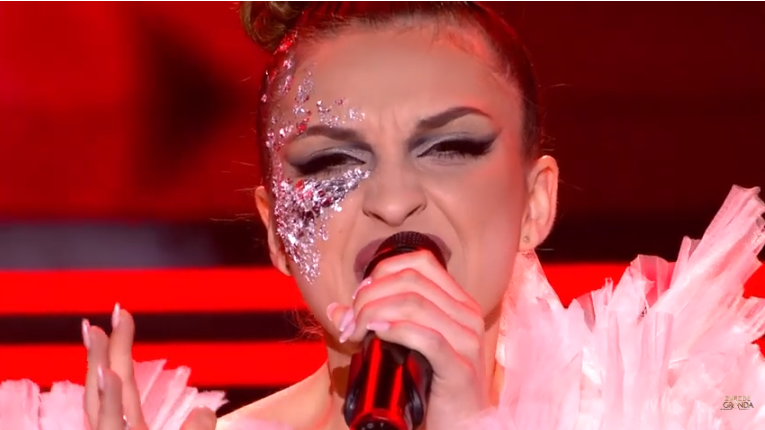 Струмичанката Славица Ангелова „растури“ со пеењето во „Ѕвездите на Гранд“ и влезе директно  во 6 тиот круг од шоуто