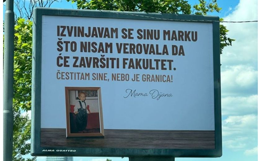 Мајка му испрати јавно извинување на синот: Овој билборд во Белград е главна атракција