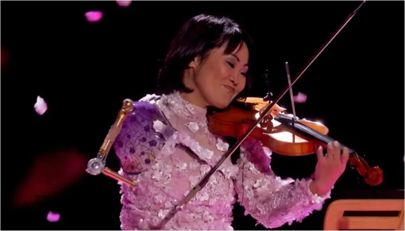 Пред 13 години ја изгубила раката во несреќа: Тоа не ја спречило да свири виолина, и да нѐ воодушеви