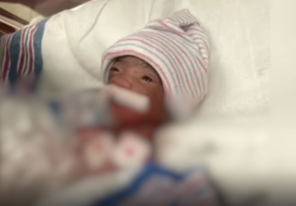 По многу солзи и молитви: Бебето родено со тежина од 455 грама си оди дома по речиси 500 дена поминати во болница (ВИДЕО)