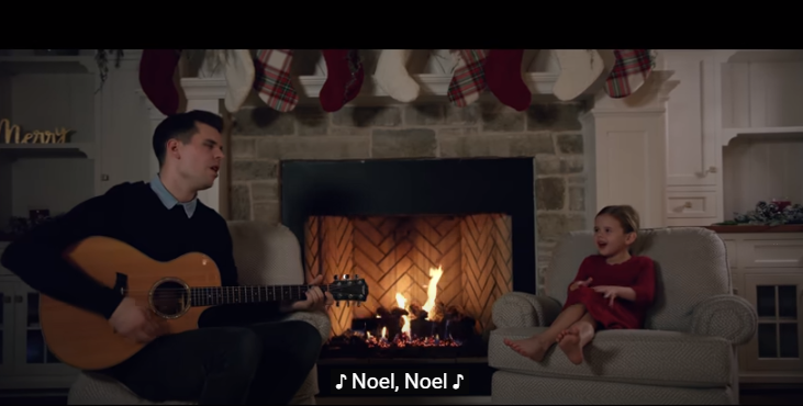Татко и ќерка уште еднаш го освоија интернетот: Ја испеаја популарната божиќна песна (ВИДЕО)