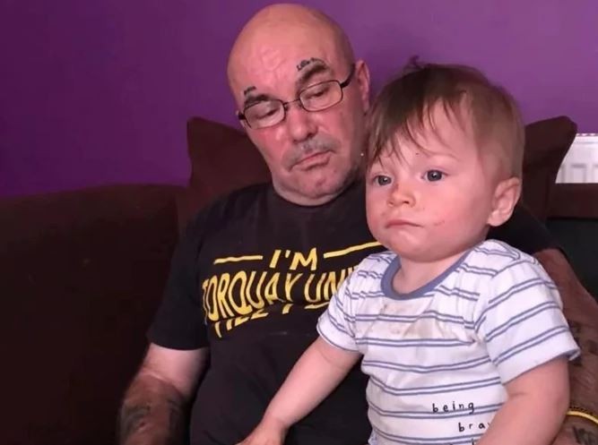 Двегодишно момче пронајдено изгладнето до смрт покрај својот починат татко: Мајката била во шок кога ја видела морничавата слика