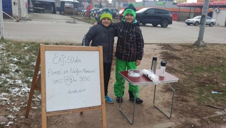 Две млади момчиња одржаа лекција по хуманост: Продаваат чај за да ѝ помогнат на малата Наѓа