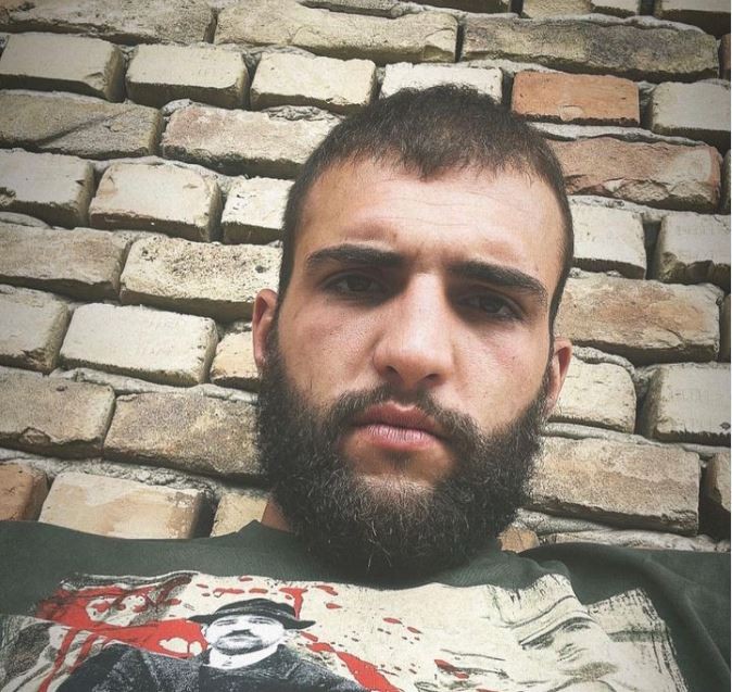 Вељко Ражнатовиќ во свињарник: Со брендирана маица на себе го чешкаше Драгољуб - хит фотки