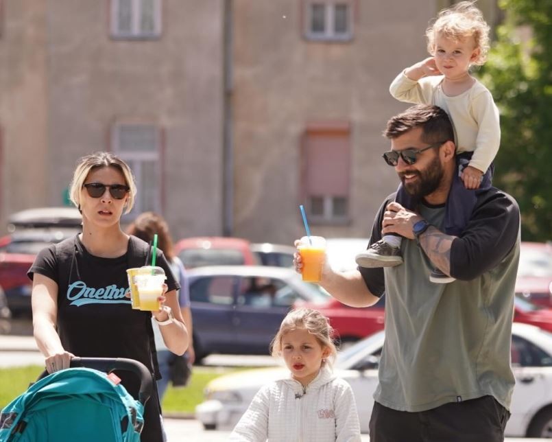 Семејна идила: Димитар Атанасовски и Сара Мејс заедно со децата уживаат во пролетните денови (ФОТО)