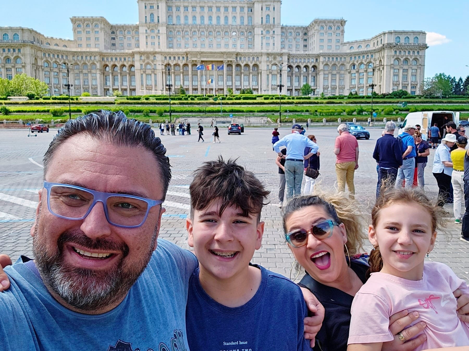 „Ваквите моменти ја греат душата, Крстевци обединети“: Мијата на семејно патување во Букурешт