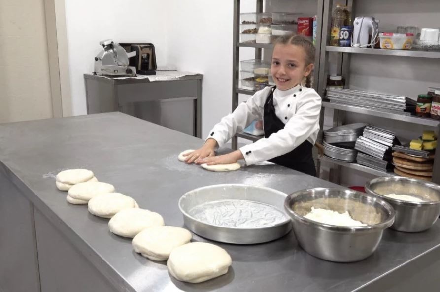 Малата Лена (9) го прави најдобриот бурек: Ја растегнува кората како највешт пекар, ја витка питата за 15 минути (ВИДЕО)