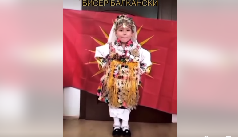 Македонска гордост: Девојче во народна носија ја пее „Бисер балкански“ (ВИДЕО)
