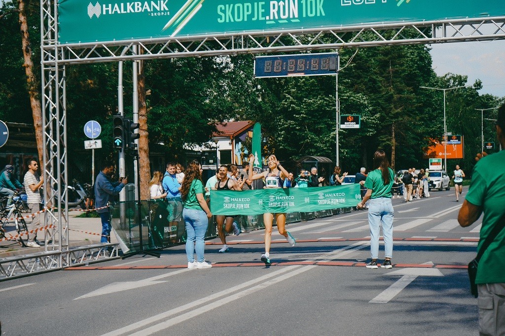 Вкупно 1650 учесници се натпреваруваа и забавуваа на осмото издание на трката „ХалкЕко Скопје трча 10км“