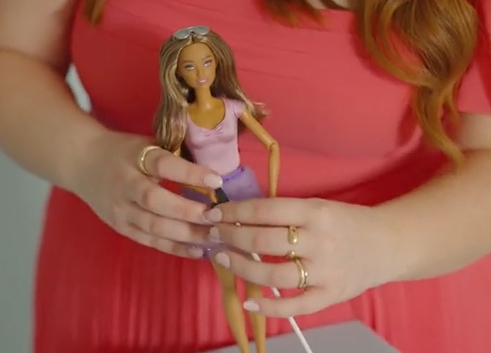 Пристигна слепа Барби: Куклата е прекрасна, а на пакувањето има Брајово писмо