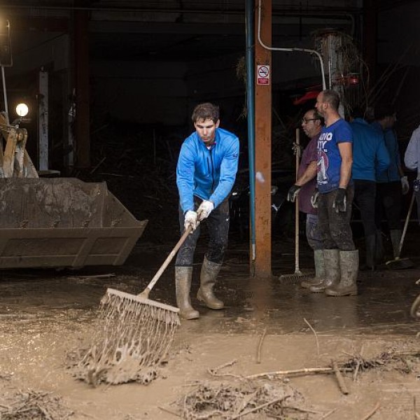 Рафаел Надал помага при чистењето во Мајорка после поплавата