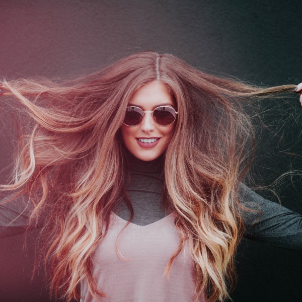 3 навики со кои ја оштетуваш косата