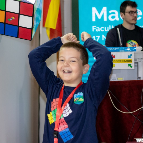 Осумгодишниот Ѓорѓи руши рекорди: „Ми требаат 2 секунди да ја решам Рубиковата коцка!“