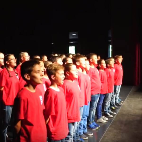 Бура од емоции: Хор од 400 деца ја  отпеаја „Само да рата не буде“!