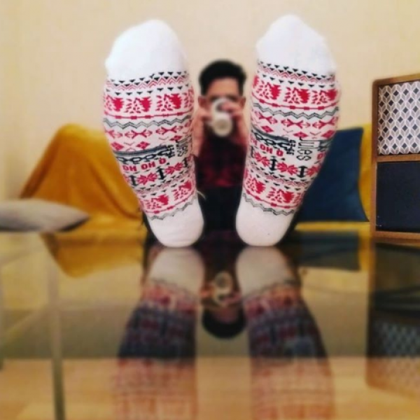 Имаш чорапи со новогодишни дезени, еве ти неколку идеи за „кул“ фотки за на Инста!