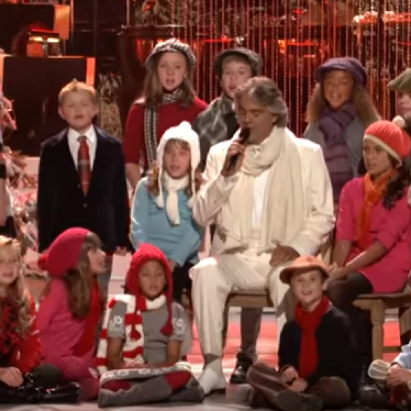 Во пресрет на празниците: Адреа Бочели со неверојатна изведба на „Santa Claus Is Coming To Town“!