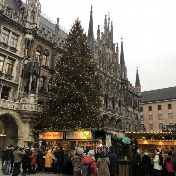 Претпразнична магија на  божиќните маркети во Будимпешта, Виена и Минхен