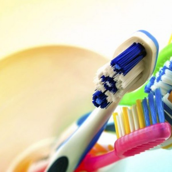НЕВЕРОЈАТНО: Четкањето заби не е единствената функција на четкичката за заби!