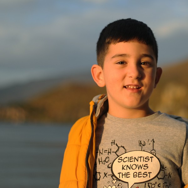 Чудо од дете: Петгодишниот Петар Кукунеш ги знае знамињата и главните градови на сите земји