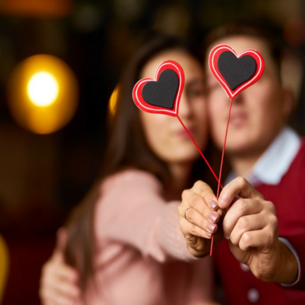 ТЕСТ: Кој хороскопски знак ќе те бакне за Денот на вљубените?