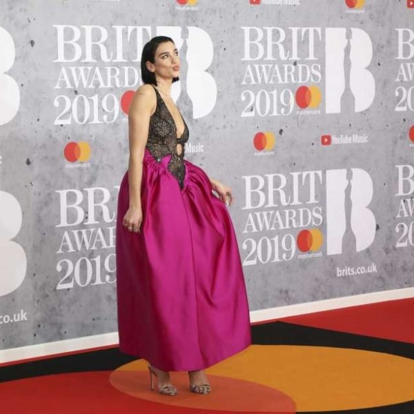 (ФОТО) Модата на Британските музички награди: Дуа Липа и Пинк во неонски изданија