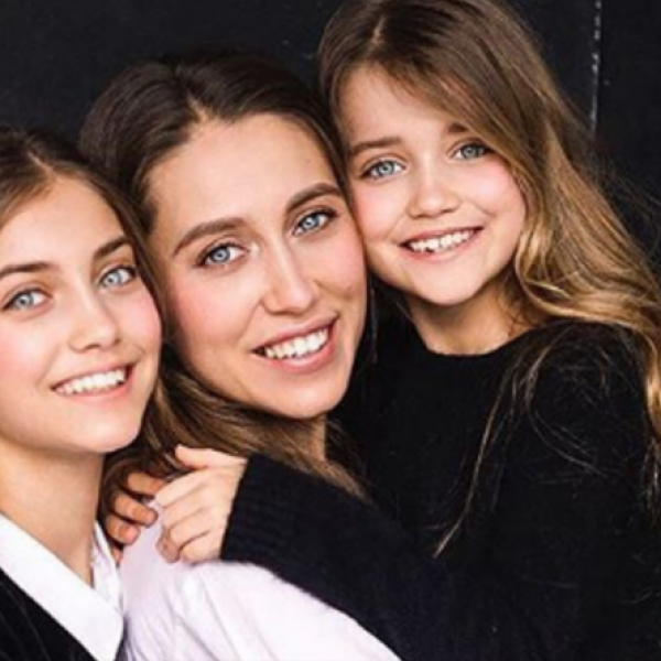 Фотки кои ќе те шокираат: Тие не се сестри, туку се мајки и ќерки!