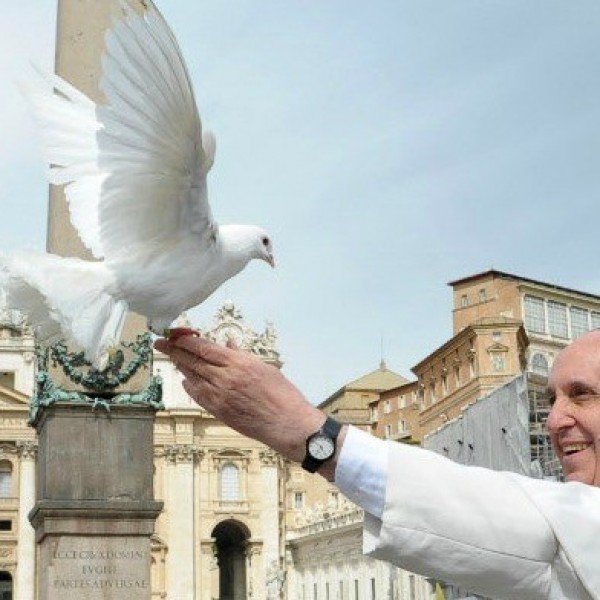 Скромноста како главна одлика на поглаварот на Католичката црква Папата Франциско носи Swatch
