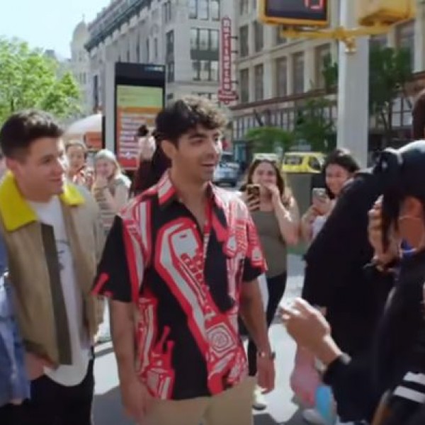 (ВИДЕО) Jonas Brothers со изненадување за фановите во Њујорк!
