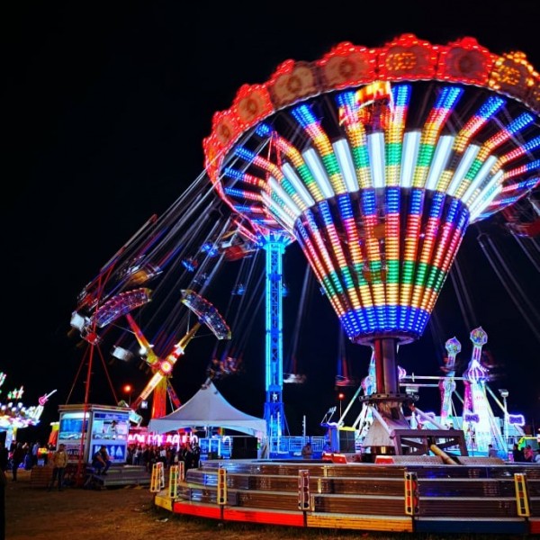 (Ноќна фотогалерија) Забавниот парк „Мега“ останува во Скопје до 1 јули
