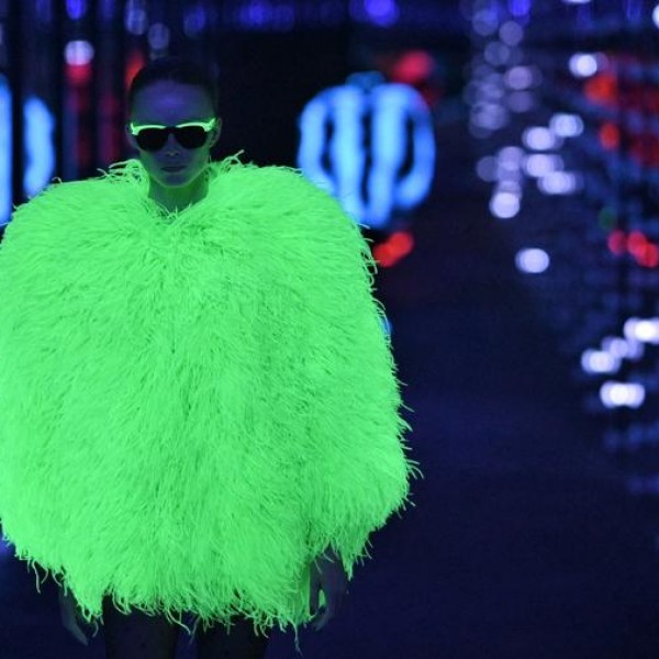 Урнебесен моден „камбек“: Дизајнерите го враќаат духот на диско ерата