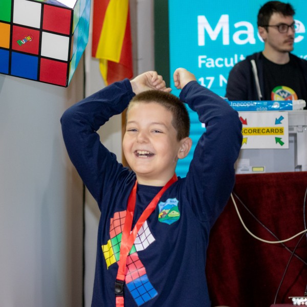 (ФОТО) 9-годишниот Ѓорѓи е првиот Македонец кој ја решава рубиковата коцка со нозе!