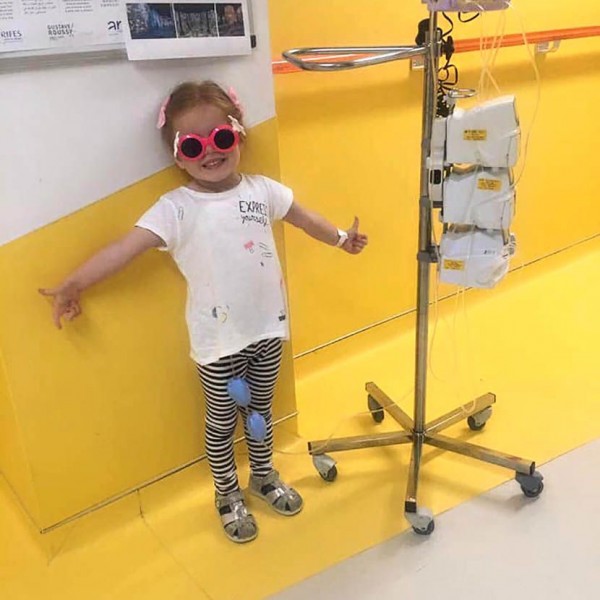 (ВИДЕО) Херој на годината: Малата Хелена игра оро додека прима хемотерапија