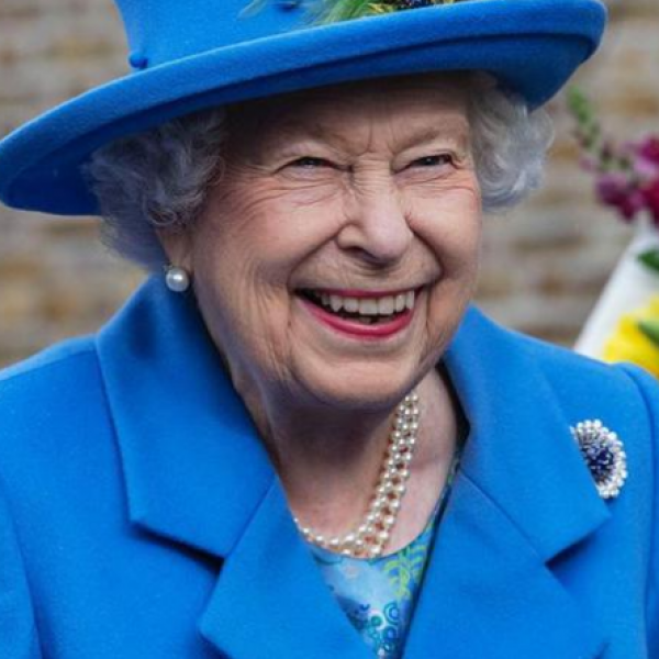 Еднаш годишно им се препушта на професионалци: Кралицата се шминка сама