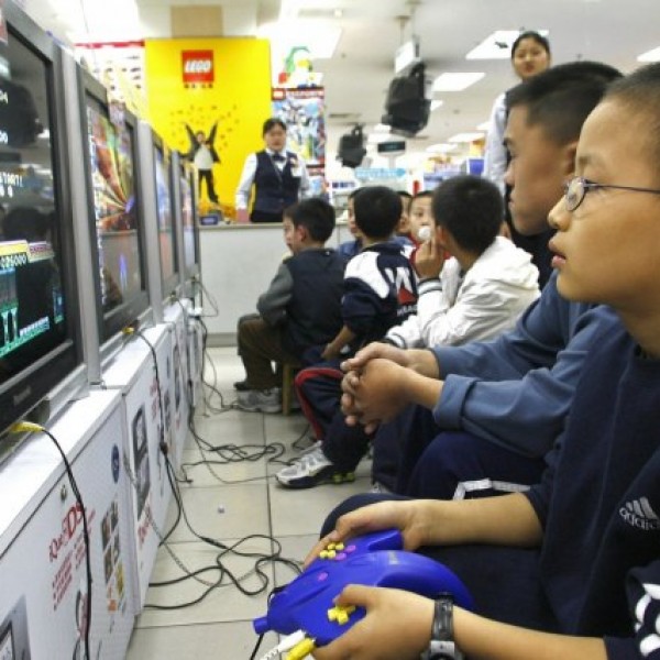 Кина со нова забрана: Малолетниците нема да може да играат видео игри по 22 часот