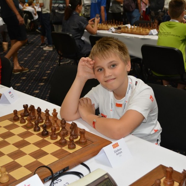 Има 12 години и неверојатен талент: Интервју со најуспешниот млад шахист Антон