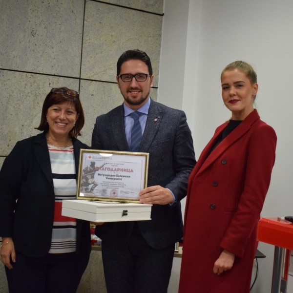 Меѓународниот Балкански Универзитет ја доби 13то Ноемвриската награда за најдобри резултати во крводарителството