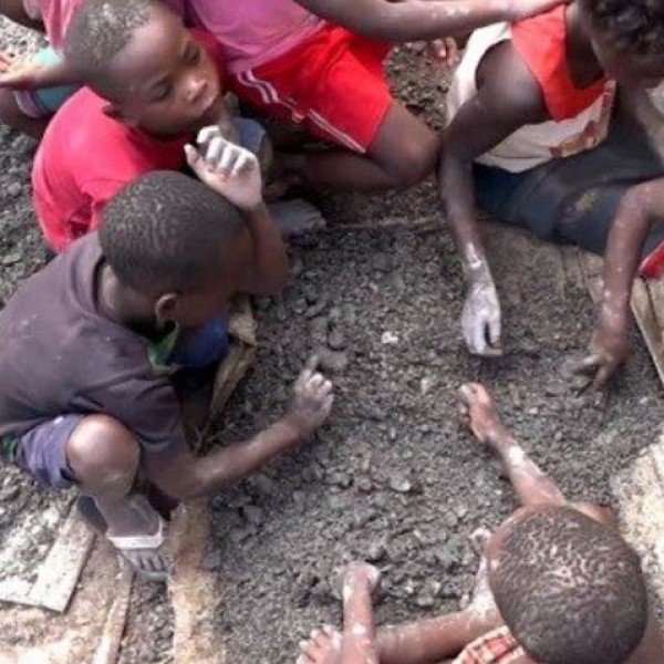 Работат во нечовечки услови: Работниот ден на децата рудари трае 12 часа