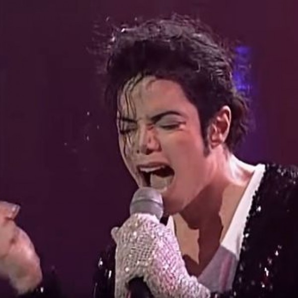 Белата ракавица на Мајкл Џенскон добива мјузикл: Зошто кралот на попот не ја симнуваше од 1982?