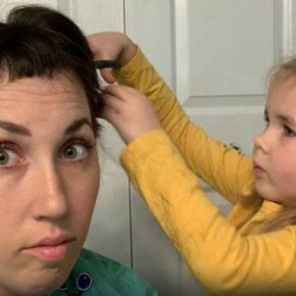 Емотивно видео: Добив нова фризура од ќерка ми по хемотерапијата