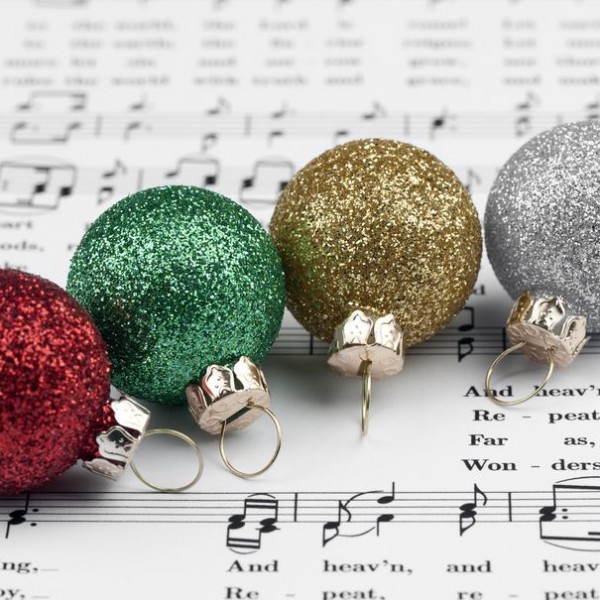 9 божиќни песни кои и денес се слушаат
