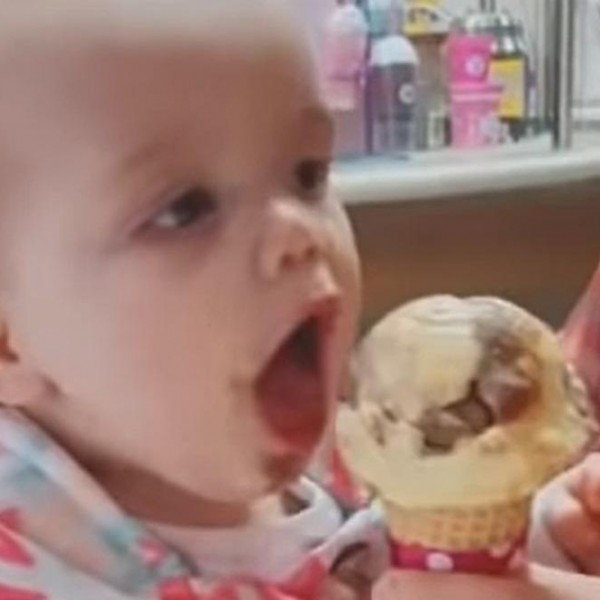 Бебе за првпат пробува сладолед: Реакцијата ќе ви го поправи денот