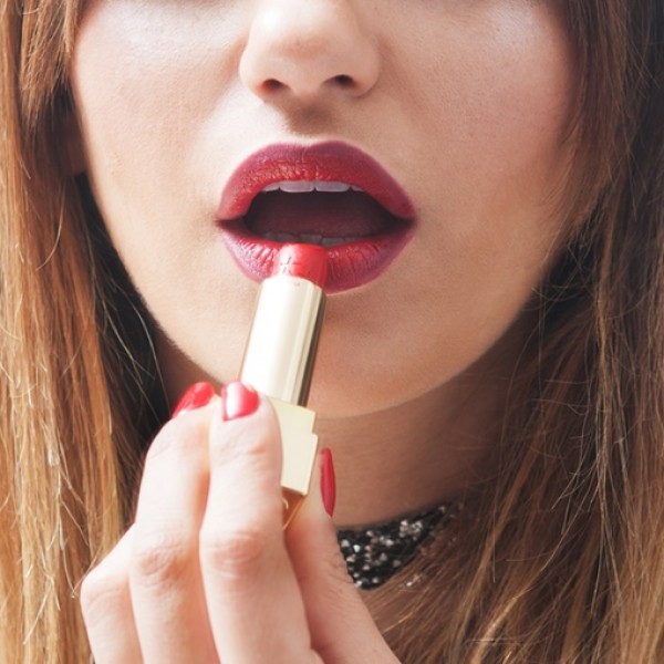 Колку килограми кармин за усни јадат девојките за време на животот?