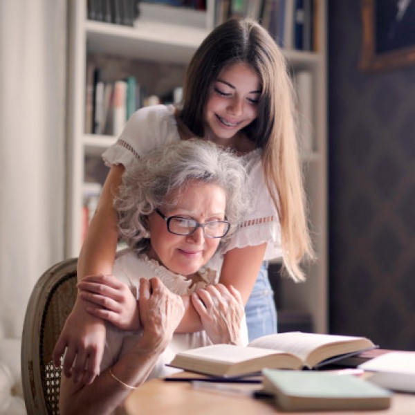 Зошто бабите повеќе ги сакаат внуците од сопствените деца?