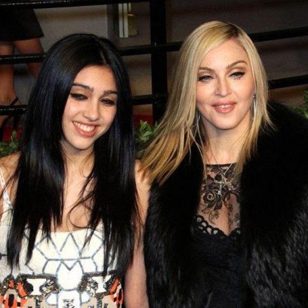 Изгледа како да ќе се сруши: Ќерката на Мадона едвај стоеше на нозе