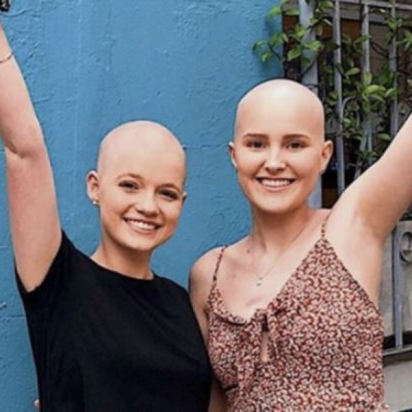 Вистинско пријателство: Како поддршка на нејзината пријателка ја избричи главата