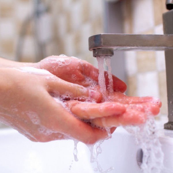 Зошто сапунот и водата најдобро делуваат во борба против коронавирусот и другите болести?