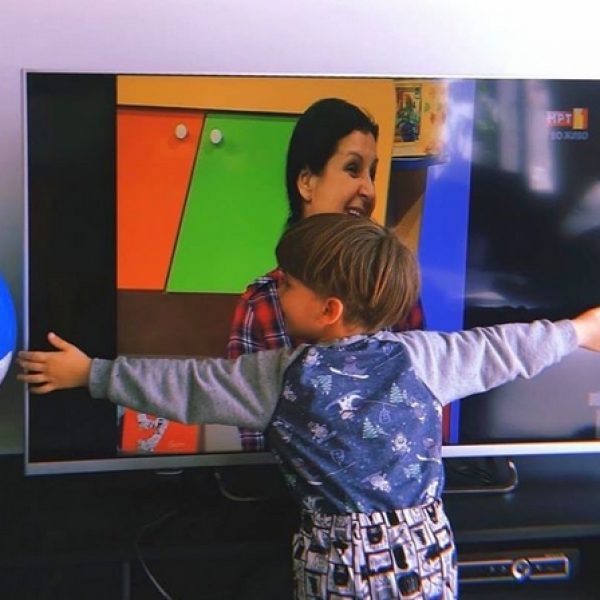 Позитив на денот: Ведран ја прегрнува својата учителка преку телевизорот